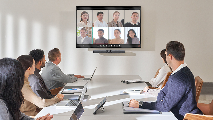 A meeting utilizes Insta360 Connect videobar in Gallery Mode for clear views of all participants on-screen.